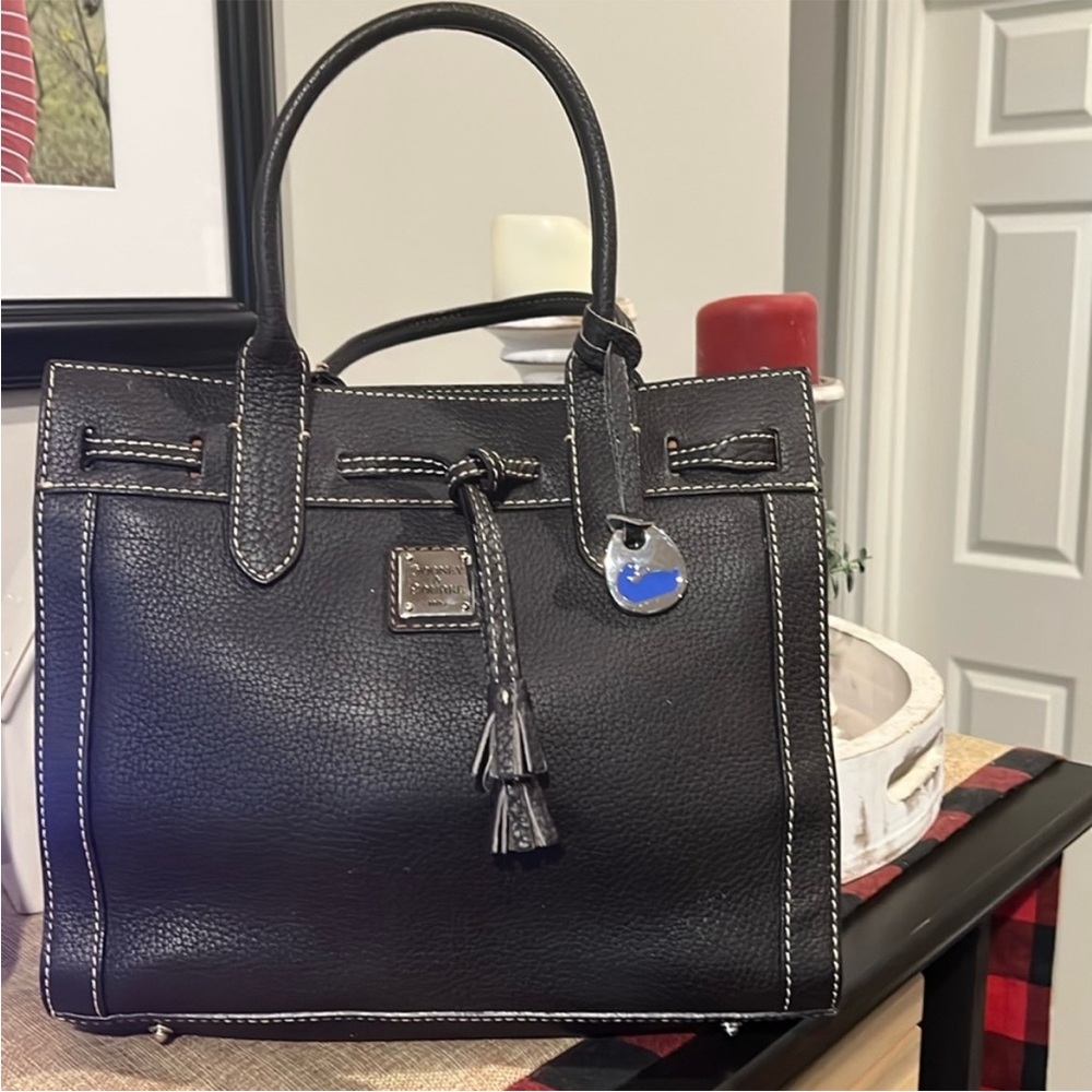 EUC🌹Dooney & Bourke Black Satchel with White Stitching